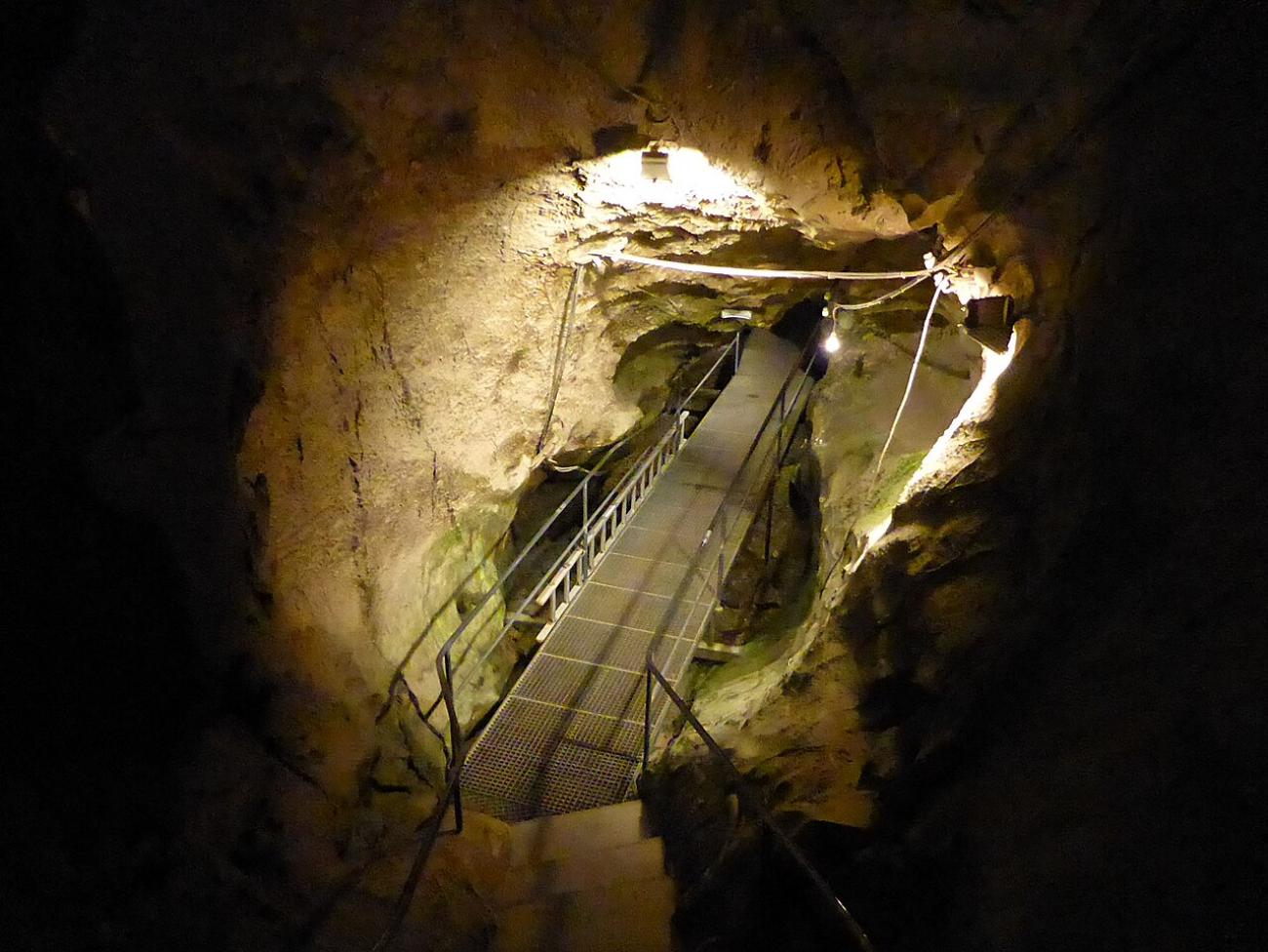 Abstieg in die Unterwelt: Mythen und Legenden der Sturmannshöhle