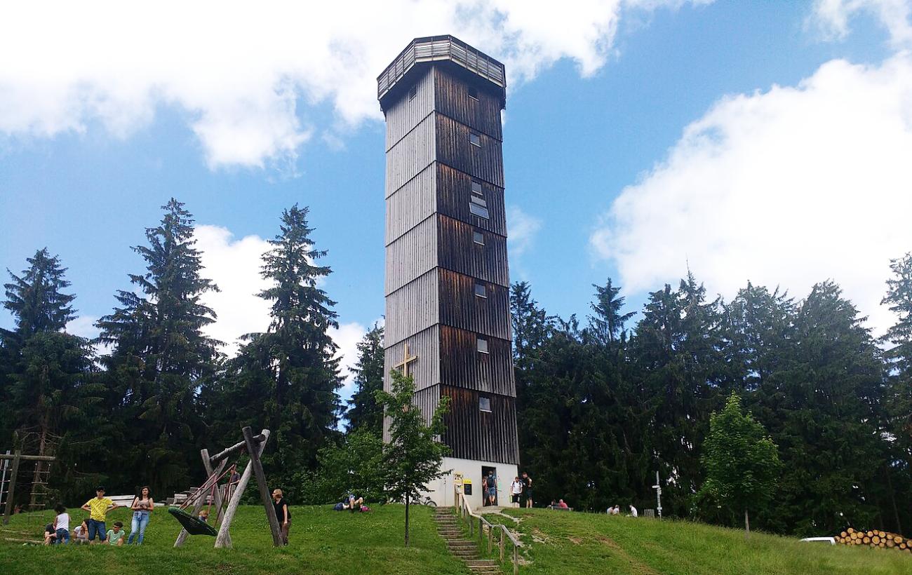 Der Schwarze Grat hoch über dem Nebelmeer: 156 Stufen zum Alpenpanorama