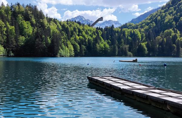 Ein Sprung ins kalte Türkis: Baden unter der Skiflugschanze im Freibergsee