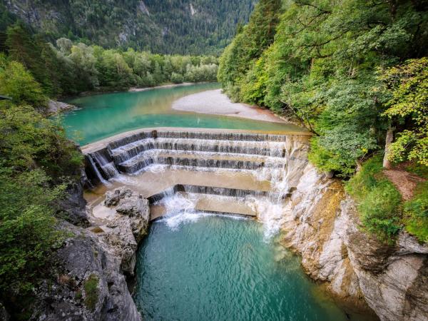 Der Lechfall im Ostallgäu: Zwölf Meter hohe Naturgewalt auf türkisgrün