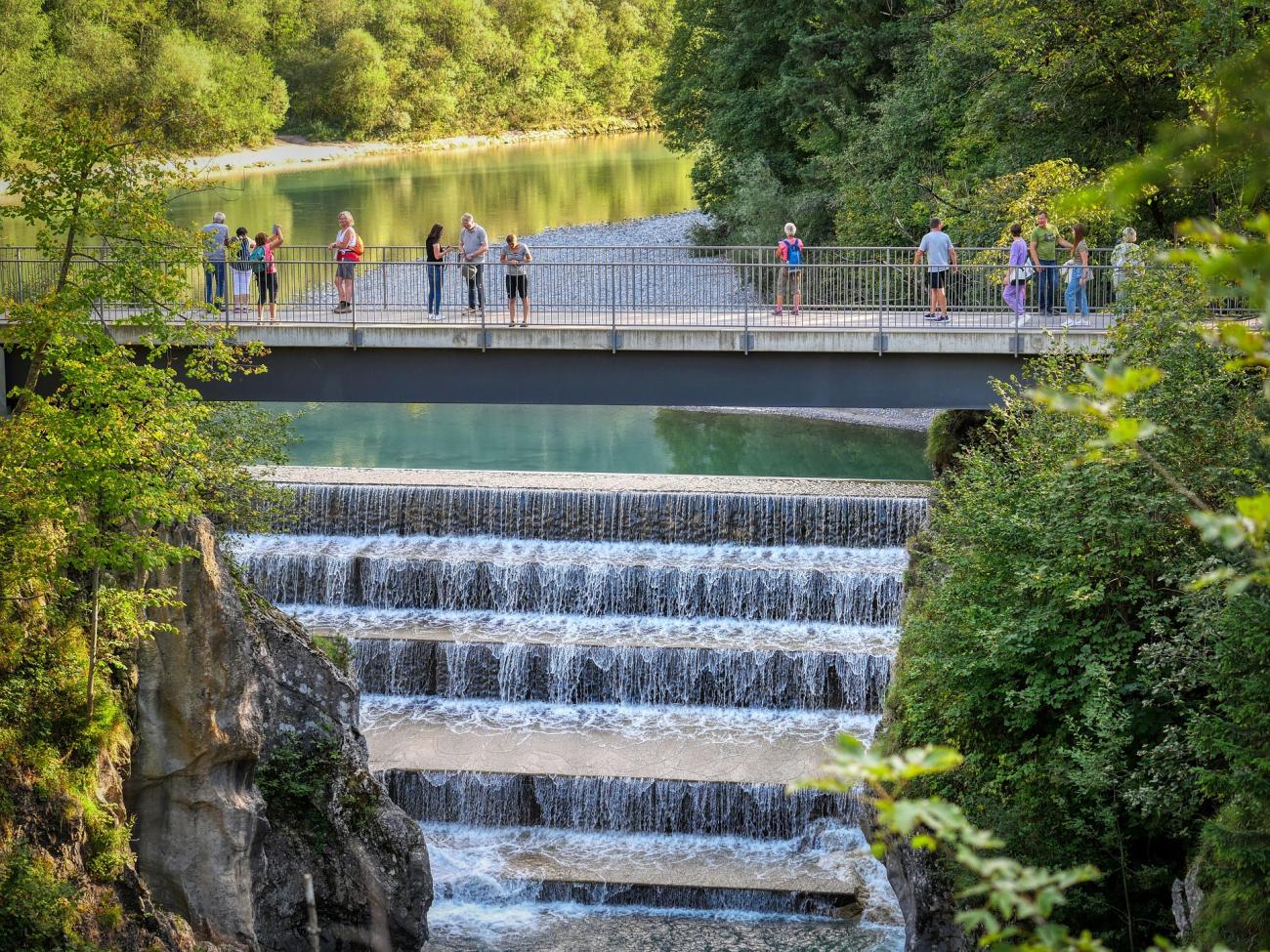 Der Lechfall im Ostallgäu: Zwölf Meter hohe Naturgewalt auf türkisgrün